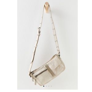 Wade sling bag
